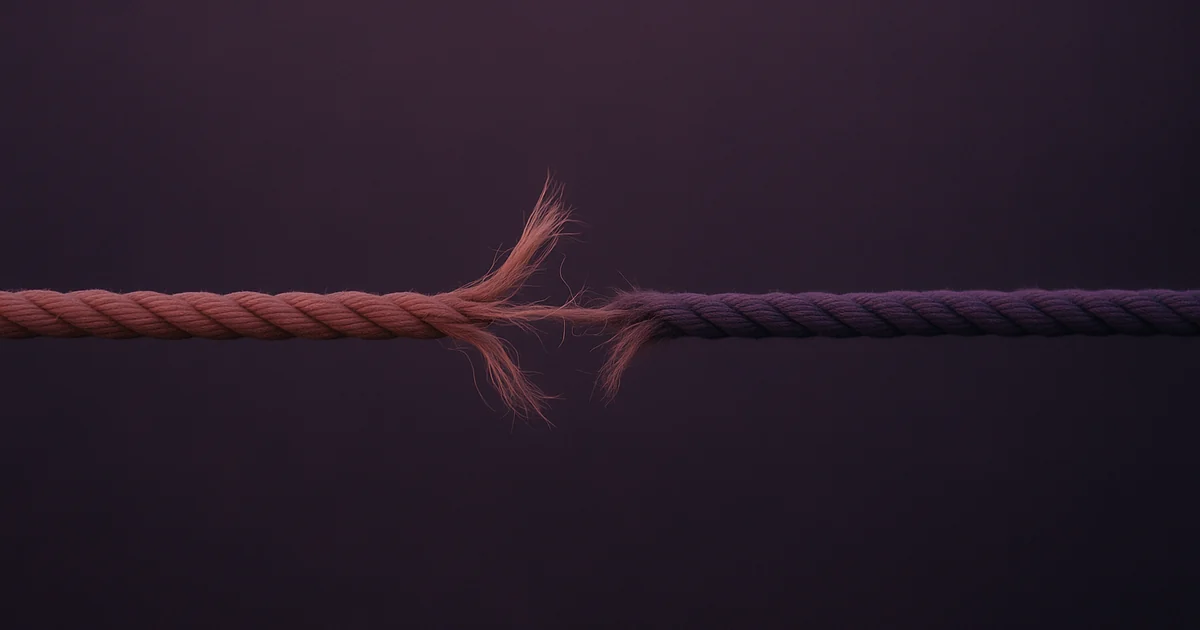 Une corde tendue, effilochée en son centre, dont il ne reste que quelques fils