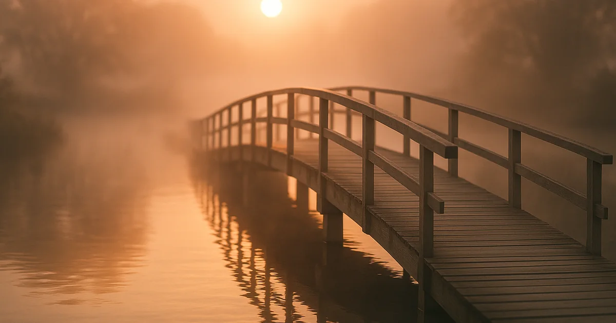 Pont de bois traversant une eau calme au lever du soleil